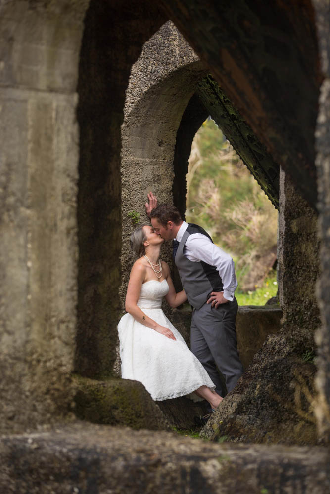 bride and groom kissing at the ruins at Victoria Battery, Waihi