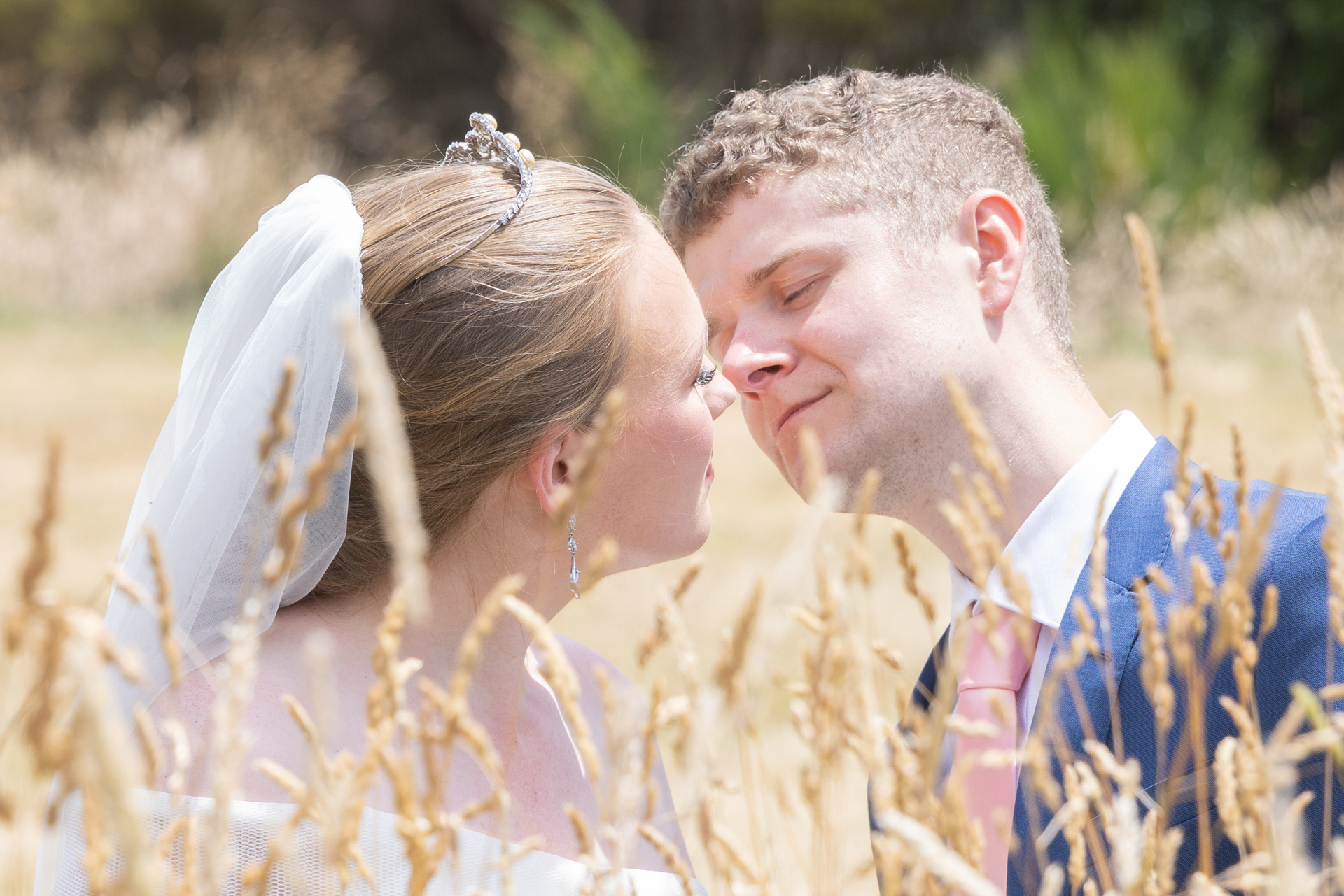 Kiss in the long grass